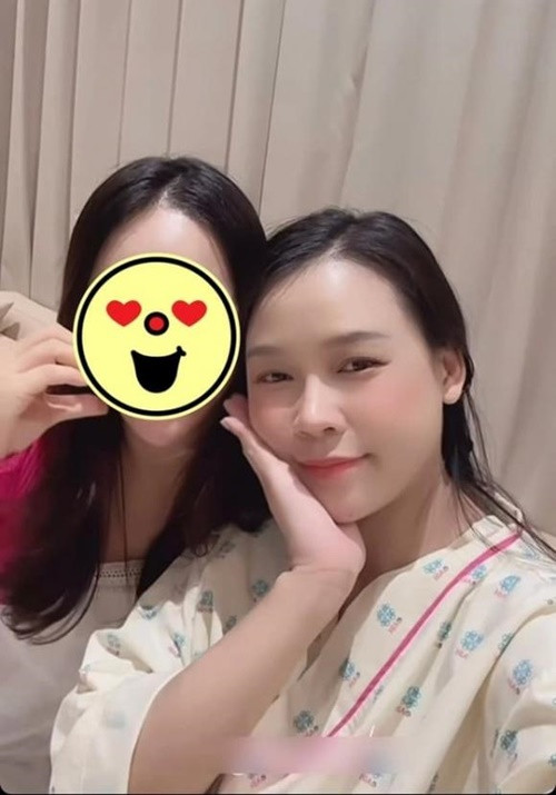 Nữ diễn viên chụp ảnh bên bạn bè đến thăm sau ca sinh nở.