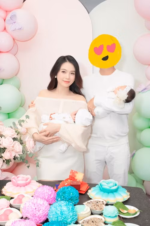 Chia sẻ hình ảnh bên chồng con trong tiệc đầy tháng, diễn viên Sam viết: "Mừng đầy tháng. Cảm ơn chồng yêu và hai rồng con của mẹ".