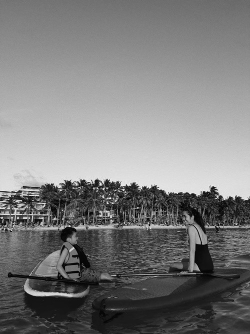 Vợ chồng Hà Tăng còn có 2 cậu con trai: Richard (sinh năm 2015) và Mason (sinh năm 2021). Trong ảnh, Hà Tăng cùng bé Richard chèo thuyền.