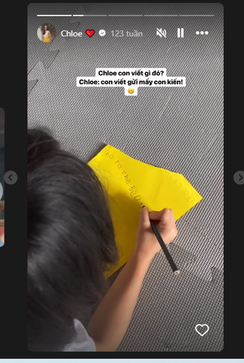 Chloe thích viết nhật ký.