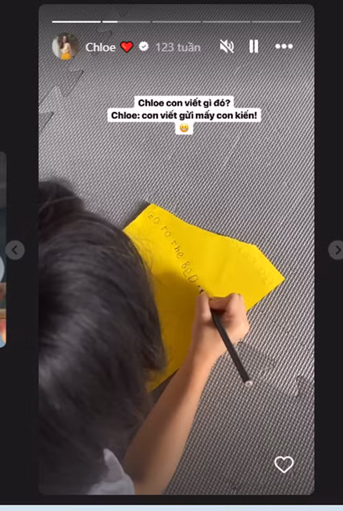 Chloe thích viết nhật ký.