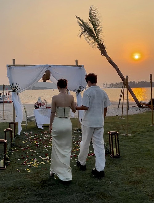 Gin Tuấn Kiệt có những hành động lãng mạn dành cho vợ.