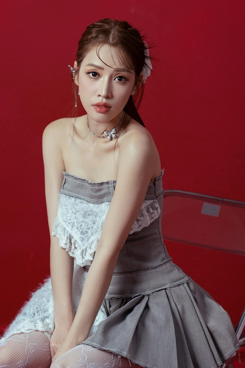 Nữ diễn viên tự tin thả dáng cuốn hút.