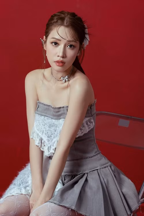 Nữ diễn viên tự tin thả dáng cuốn hút.