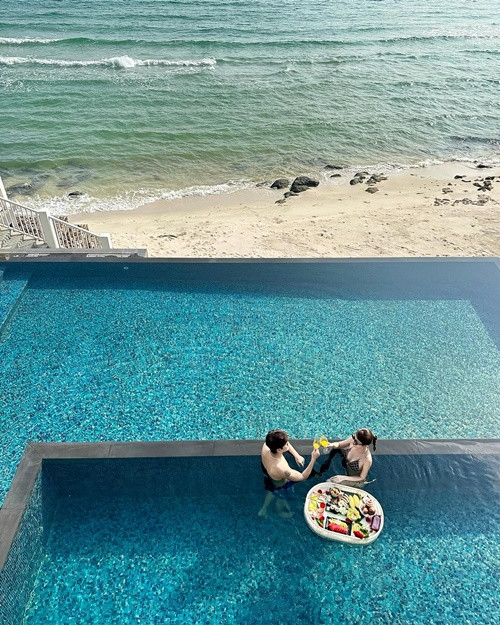 Mới đây, vợ chồng Puka đi biển nghỉ dưỡng.