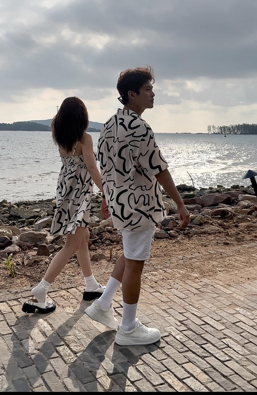 Đôi vợ chồng son cùng đi dạo biển.