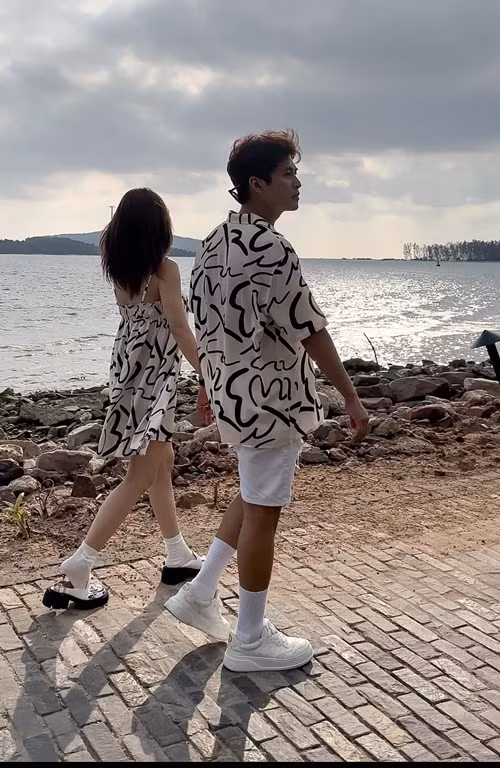 Đôi vợ chồng son cùng đi dạo biển.