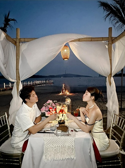 Nam diễn viên đưa Puka đi ăn dưới ánh hoàng hôn.