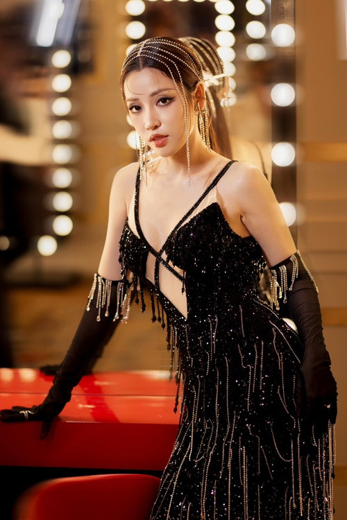 Cô nàng thử sức nhiều phong cách.