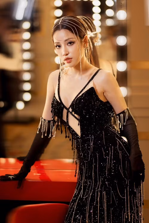 Cô nàng thử sức nhiều phong cách.