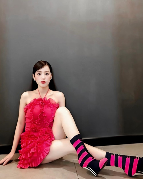 Puka chuộng váy ngắn khoe đường cong hình thể quyến rũ.