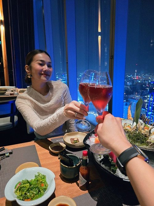 Vợ chồng Thanh Hằng ăn tối lãng mạn vào cuối tuần qua.