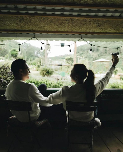 Cặp đôi bên nhau như hình với bóng sau đám cưới.