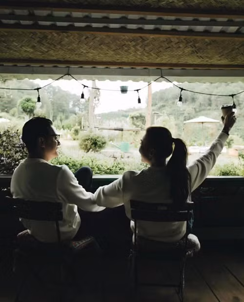 Cặp đôi bên nhau như hình với bóng sau đám cưới.