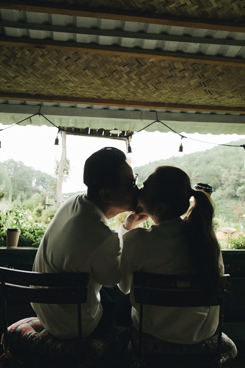 Thanh Hằng và Trần Nhật Minh khóa môi trong một chuyến du lịch.