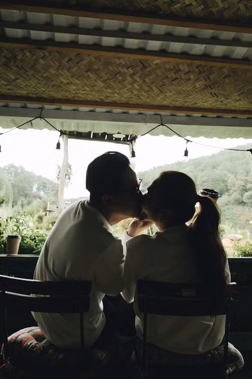 Thanh Hằng và Trần Nhật Minh khóa môi trong một chuyến du lịch.