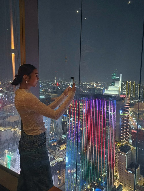 Chồng Thanh Hằng chụp ảnh vợ trong bữa ăn.