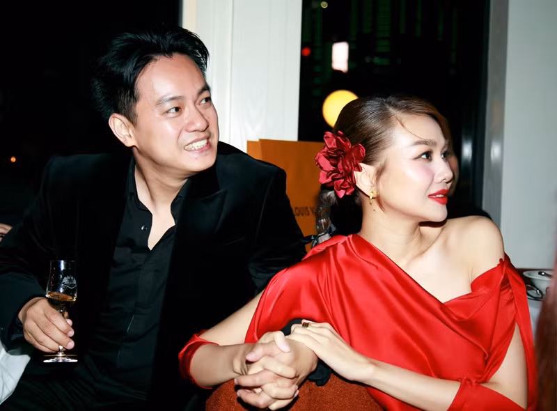 Vị nhạc trưởng không ngại ở nhà đợi mở cửa, rót nước giúp vợ mỗi khi vợ đi làm về.