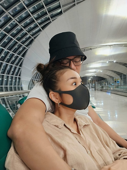 Siêu mẫu và người bạn đời cởi mở chia sẻ hình ảnh bên nhau, trái ngược khi còn hẹn hò.