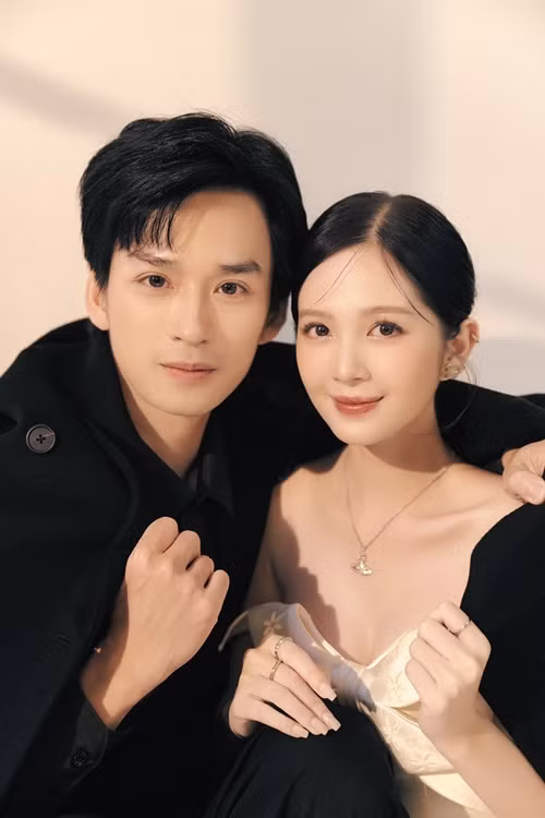 Theo Trần Nghĩa, ngoài đời, Hoàng Huyền là cô gái trưởng thành, đôi lúc vẫn hơi nhõng nhẽo theo kiểu con gái.