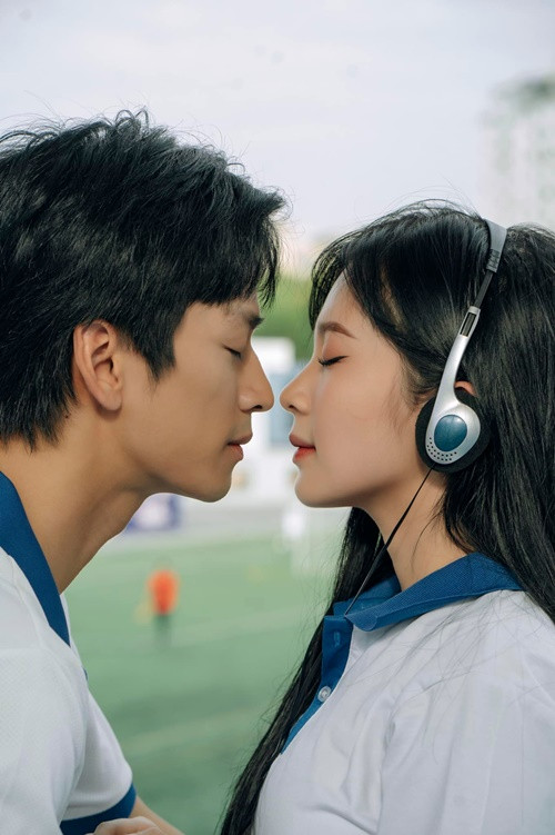 Trong cuộc phỏng vấn với Dân Trí, Trần Nghĩa cho biết, để các cảnh quay trong Chúng ta của 8 năm sau diễn ra tự nhiên nhất, anh không trao đổi trước rằng mình sẽ làm gì mà luôn để Hoàng Huyền tự ứng biến theo cảm nhận.