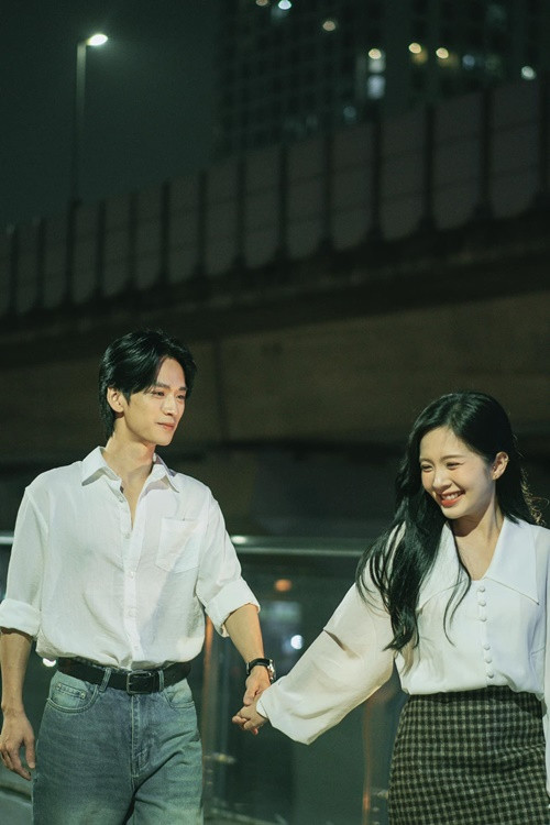 Trần Nghĩa viết: "Kí ức vốn dĩ luôn đẹp đẽ bởi vì chúng ta mãi mãi chẳng thể quay về".