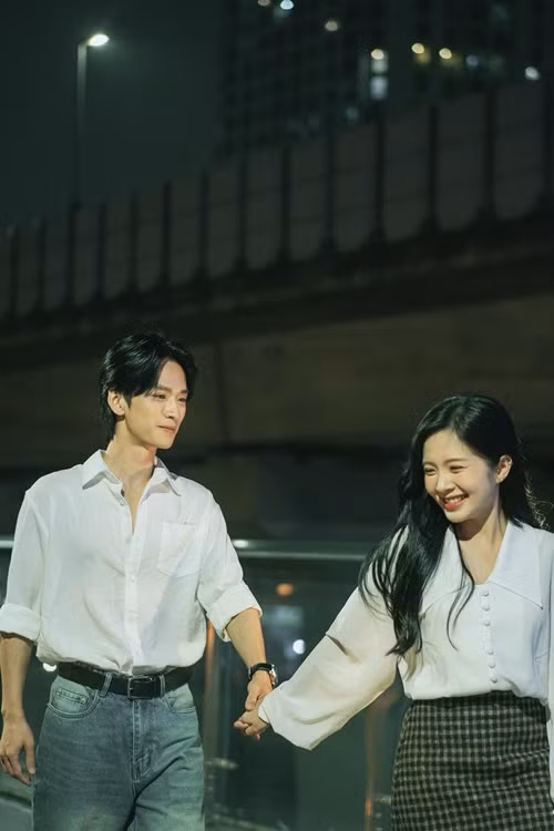 Trần Nghĩa viết: "Kí ức vốn dĩ luôn đẹp đẽ bởi vì chúng ta mãi mãi chẳng thể quay về".