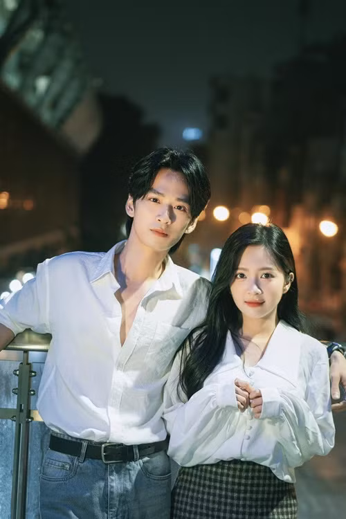 Cặp đôi phim Chúng ta của 8 năm sau vừa tung bộ ảnh tình tứ bên nhau.