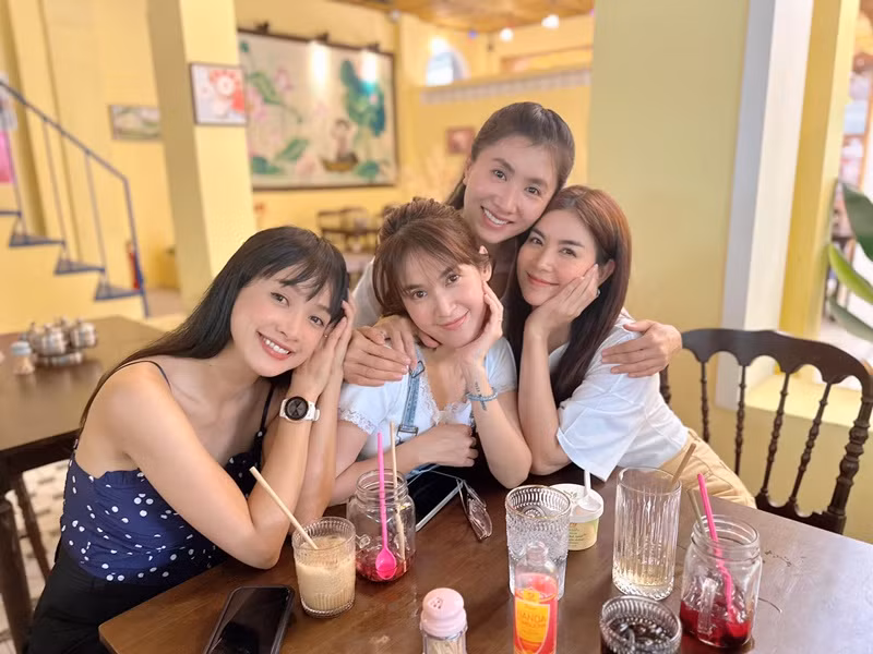 Nguyệt Ánh, Tú Vi, Kha Ly và Lê Bê La thường xuyên đi ăn uống, đi chơi cùng nhau. Ảnh: FBNV.