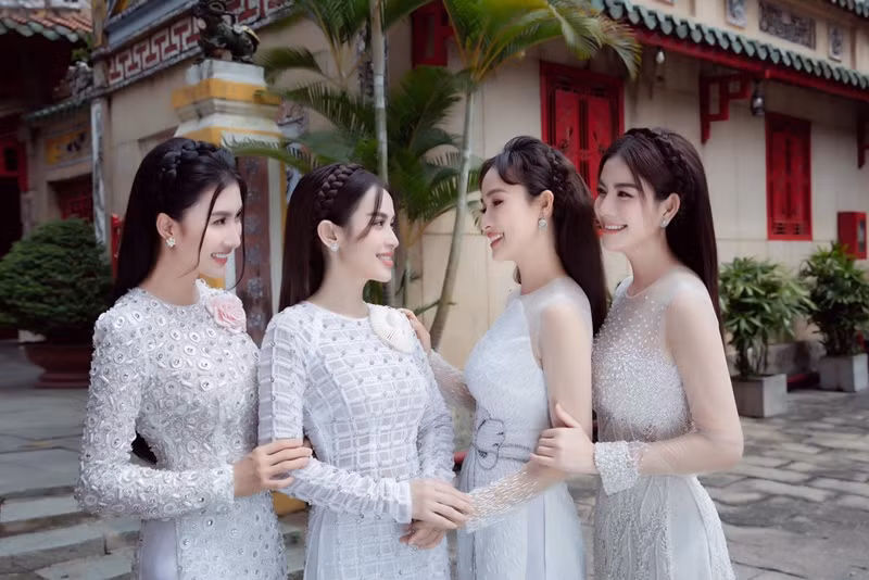 Dàn nữ diễn viên phim Cổng mặt trời đọ sắc trong trang phục áo dài sau nhiều năm phim lên sóng. Ảnh: FBNV.