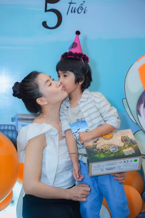 Bé Nanda là trái ngọt tình yêu của Nguyệt Ánh và Kilaparthy Eswar Rao - một giáo viên yoga người Ấn Độ. Ảnh: FBNV.