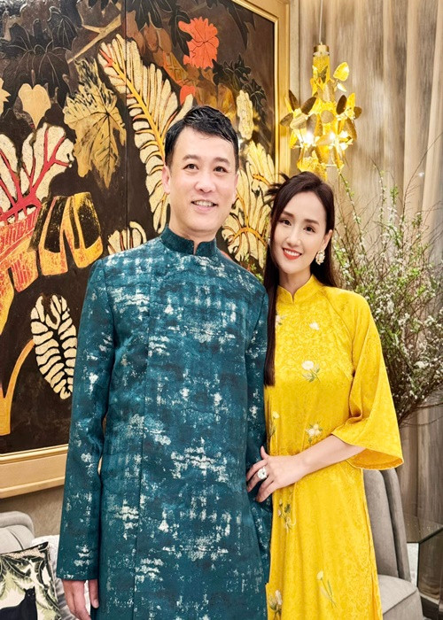 Lã Thanh Huyền lấy chồng đại gia hơn cô 12 tuổi. Nữ diễn viên phim Tình yêu và tham vọng khoe vợ chồng yêu nhau nhiều hơn dù kết hôn đã lâu.