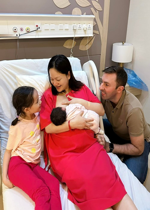 Lan Phương vừa sinh con thứ hai cho chồng Tây. Hiện, vợ chồng nữ diễn viên phim Gia đình mình vui bất thình lình vẫn chưa làm đám cưới.