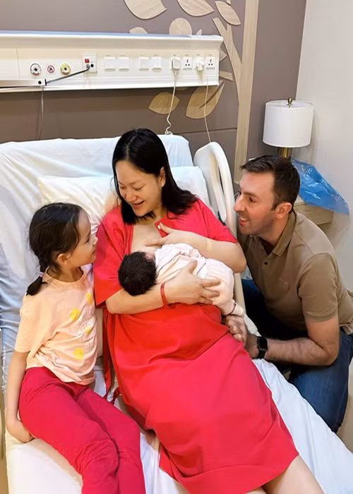 Lan Phương vừa sinh con thứ hai cho chồng Tây. Hiện, vợ chồng nữ diễn viên phim Gia đình mình vui bất thình lình vẫn chưa làm đám cưới.