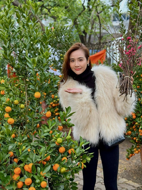 Huyền Lizzie không quá đề cao chuyện tái hôn. "Lấy chồng là việc không cần thiết phải làm, nhưng tình yêu là cần thiết, vì tình yêu giúp mình thăng hoa hơn", cô nói.