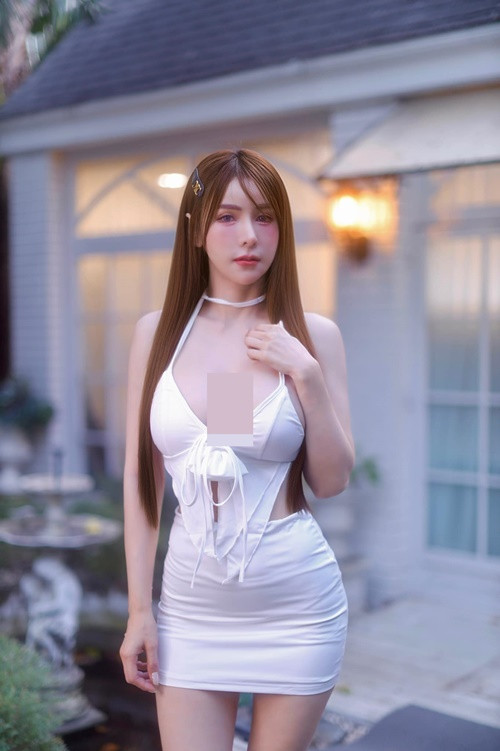 Trang phục hở hang thiếu vải khiến hot girl "siêu vòng 1" nhận phải ý kiến trái chiều từ cư dân mạng.