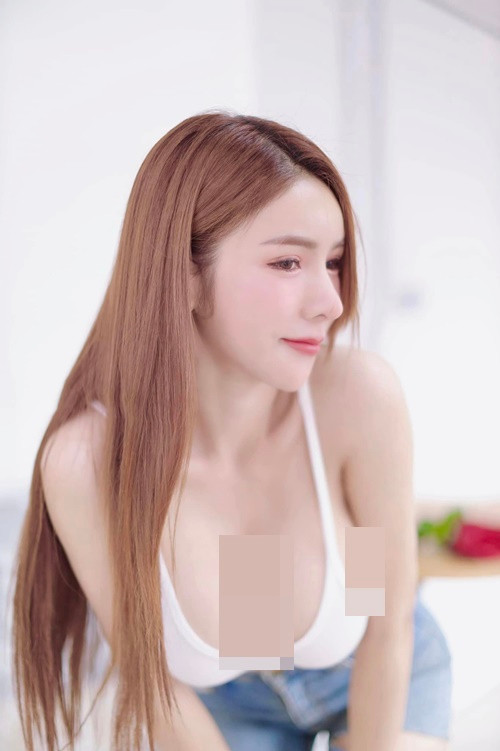 Cô chuộng mốt trễ nải khoe "đôi gò bồng đảo".