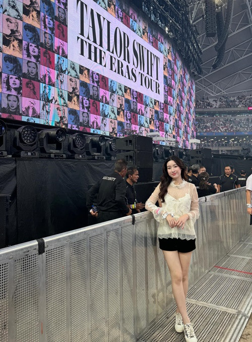 Hoa hậu Đỗ Mỹ Linh cũng khoe ảnh lần đầu đi xem thần tượng biểu diễn.