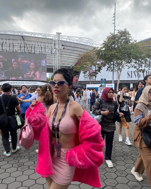 Phùng Khánh Linh gây chú ý bởi vẻ ngoài gợi cảm. Ảnh: FBNV.