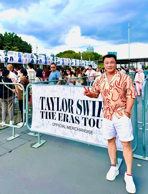 Lý Hùng cũng xem show của Taylor Swift. Anh không tiết lộ con số cụ thể nhưng cho biết chi phí không nhỏ. Tuy nhiên, số tiền này với anh là xứng đáng bởi Lý Hùng có nhiều trải nghiệm đáng nhớ. Ảnh: FBNV.