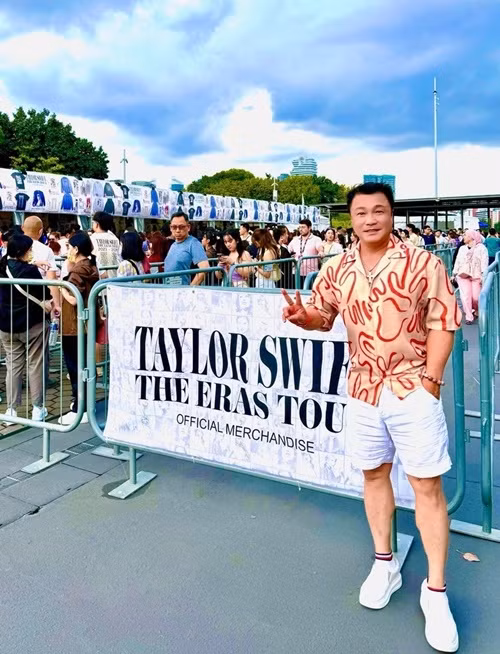 Lý Hùng cũng xem show của Taylor Swift. Anh không tiết lộ con số cụ thể nhưng cho biết chi phí không nhỏ. Tuy nhiên, số tiền này với anh là xứng đáng bởi Lý Hùng có nhiều trải nghiệm đáng nhớ. Ảnh: FBNV.
