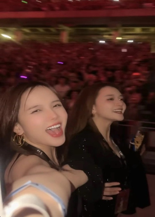 "Với vị trí này sát sạt sân khấu thì đêm nay được thấy chị ấy nét rồi. Tôi xỉu đây", Thiều Bảo Trâm chia sẻ. Ảnh: FBNV.