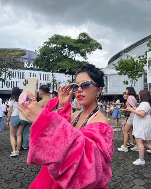 Phùng Khánh Linh The Voice hóa thân thần tượng khi xem concert Taylor Swift. Ảnh: FBNV.