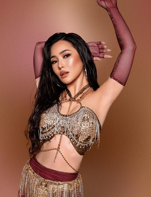 Sang Mỹ, Hương Tràm đổi nghệ danh là Charmy Pham, chọn Latin thay dòng nhạc pop ballad sở trường. Phong cách của cô cũng thay đổi. Nữ ca sĩ theo đuổi hình tượng gợi cảm, đậm chất Âu Mỹ. Ảnh: FBNV.