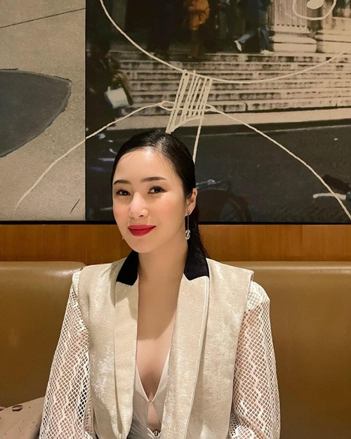 Tháng 7/2023, Hương Tràm phủ nhận tin đồn sinh con. “Nếu như Tràm có em bé, Tràm sẽ không ngại chia sẻ hạnh phúc làm mẹ đó với những người yêu thương mình. Các bạn sẽ là những người biết đầu tiên được không ạ? Còn hiện tại Tràm không có em bé nào hết. Tràm chỉ có vài đứa con tinh thần sắp tới sẽ chia sẻ", nữ ca sĩ sinh năm 1995 nói trong livestream. Ảnh: FBNV.