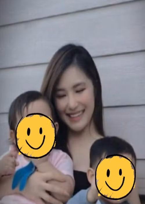 Theo đó, hình ảnh ca sĩ Hương Tràm bồng bế hai em bé làm dấy lên những đồn đoán. Ảnh: Saostar.