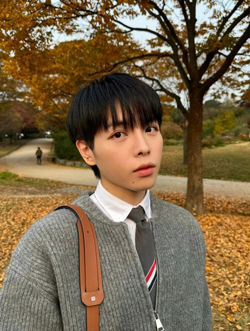 Đức Phúc tiết lộ, đầu tiên là đối tượng Hải (giả) đã nhắn tin trên ứng dụng cho nam ca sĩ nói sắp từ Australia về Việt Nam và ngỏ ý mua hộ đồ xách về. Kẻ mạo danh sau đó tạo một nhóm chat, thêm vào đối tượng giả danh Erik. Ảnh: FBNV.