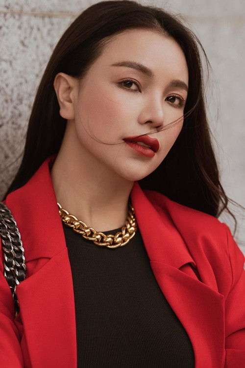 Sau thông tin Đức Phúc bị lừa 32 triệu, Trà Ngọc Hằng tiết lộ, cô từng mất 500 triệu bởi kịch bản tương tự. “Hằng đã nhờ công an vào cuộc. Nếu lấy lại được 500 triệu, Hằng nguyện mang 50% số tiền đó làm từ thiện giúp cho những người có hoàn cảnh khó khăn”, người đẹp cho biết. Ảnh: FBNV.