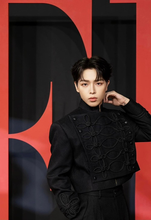 Không chỉ ca sĩ Lương Gia Huy, nhiều sao Việt cũng bị lừa đảo mất tiền oan, Đức Phúc là một trong đó. Năm 2022, Đức Phúc cho biết, một hoặc hai đối tượng đã giả danh doanh nhân Minh Hải - bố con trai Hòa Minzy và ca sĩ Erik để lừa chiếm đoạt 32 triệu đồng của anh. Ảnh: FBNV.