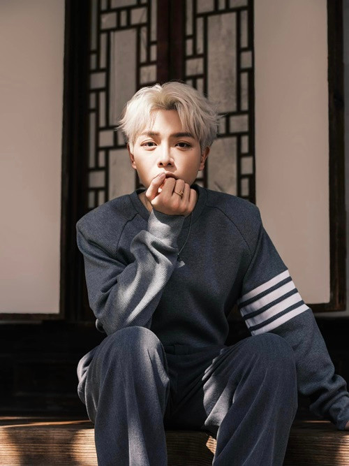 Đối tượng Hải (giả) đề cập chuyện nhờ tài khoản có tên Erik chuyển tiền vé máy bay cho đại lý ở Việt Nam. Sau đó, người giả mạo Erik nhờ Đức Phúc chuyển hộ. Đức Phúc đồng ý. Sau khi chuyển xong, nói chuyện với Erik thì Đức Phúc mới phát hiện ra mình đã bị lừa. Ảnh: FBNV.